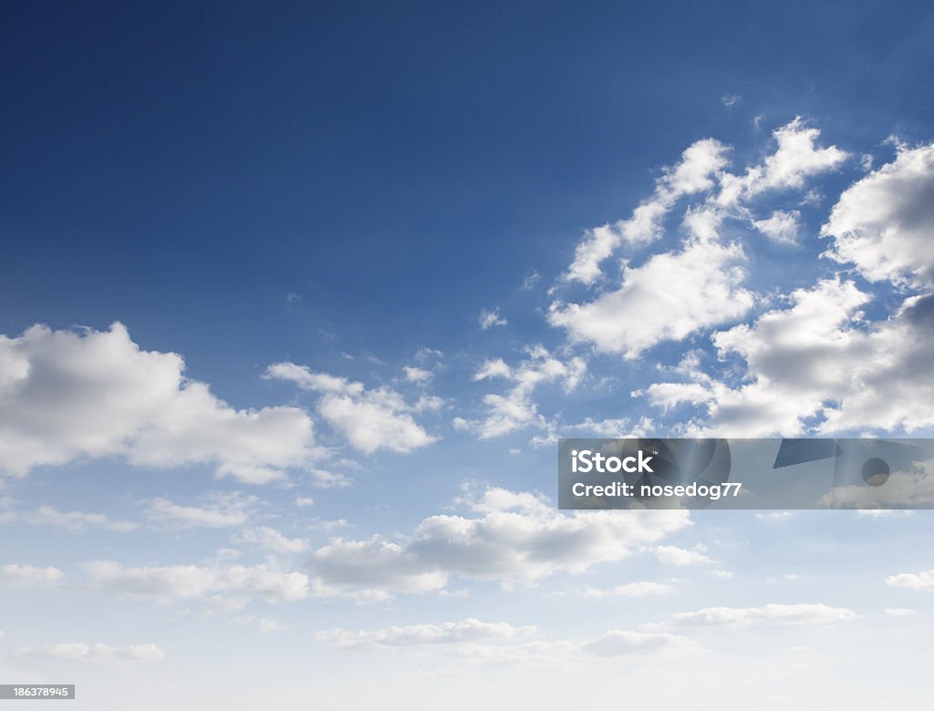 Cielo azul y nubes blancas - Foto de stock de Abstracto libre de derechos