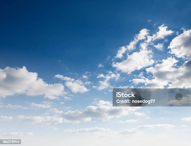 Cielo Blu E Nuvole Bianche - Fotografie stock e altre immagini di Ambientazione esterna - Ambientazione esterna, Ambientazione tranquilla, Astratto