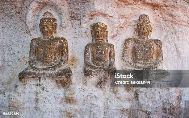 Drei Alte Buddhabild Auf Dem Rock Stockfoto und mehr Bilder von 19. Jahrhundert - 19. Jahrhundert, Asien, Beten