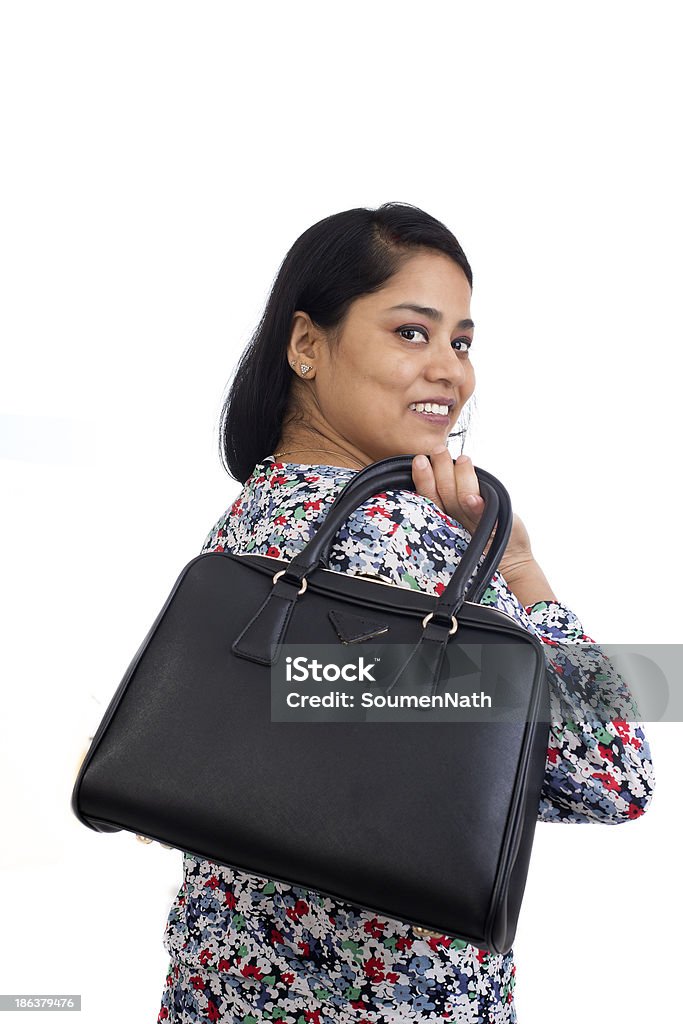 Nahaufnahme der Eine junge asiatische indische Frau Tragen Sie Ihre Handtasche. - Lizenzfrei Asiatischer und Indischer Abstammung Stock-Foto