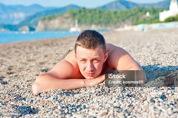 男性に横たわる Sunbathes 岩肌のビーチ - Horizonのストックフォトや画像を多数ご用意 - Horizon, デザイン, バケーション