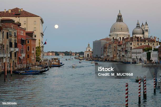 Grand Canal Em Veneza Itália - Fotografias de stock e mais imagens de Lua - Lua, Veneza - Itália, Ao Ar Livre