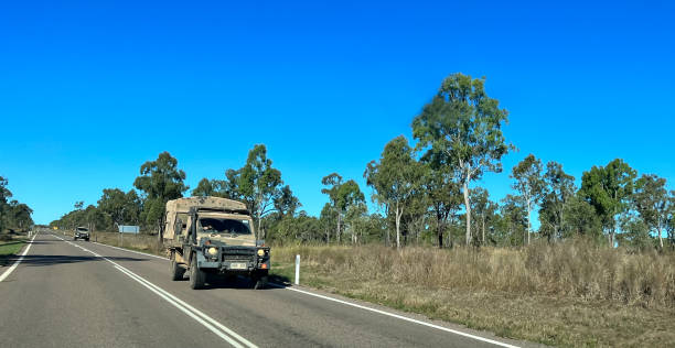fahrzeuge der australischen armee in queensland, australien - 4wd 4x4 convoy australia stock-fotos und bilder