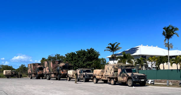 australian army vehicles in queensland australia - 4wd 4x4 convoy australia imagens e fotografias de stock