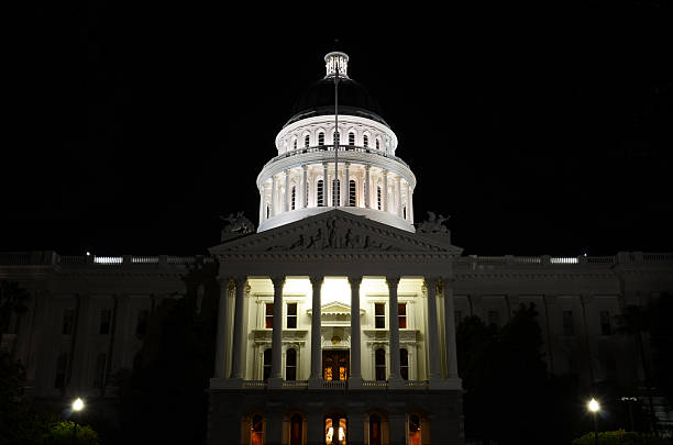 capitólio do estado da califórnia, à noite - building exterior sacramento county california state capitol building - fotografias e filmes do acervo