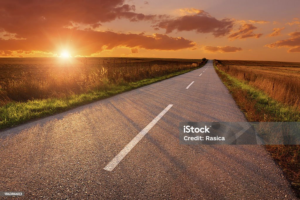 Fahren auf einer leeren Straße bei Sonnenuntergang - Lizenzfrei Anfang Stock-Foto