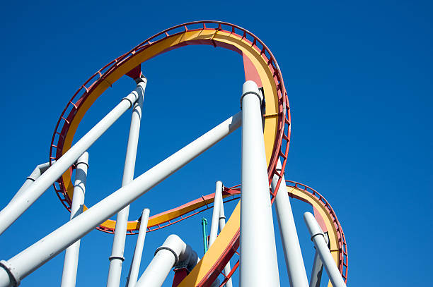 assustador roller coaster - rollercoaster amusement park amusement park ride challenge - fotografias e filmes do acervo