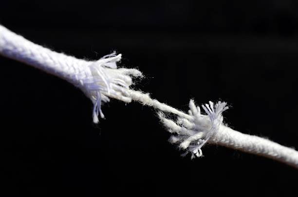 dividir ponto - rope frayed emotional stress breaking imagens e fotografias de stock