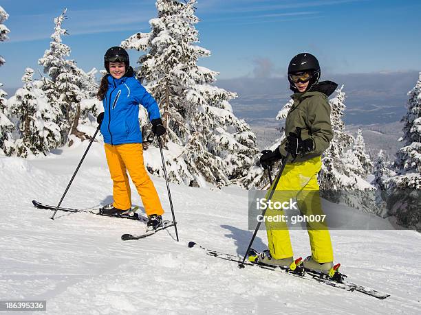 Teenage Girl And Boy De Esquí Foto de stock y más banco de imágenes de Esquí - Deporte - Esquí - Deporte, 14-15 años, 16-17 años