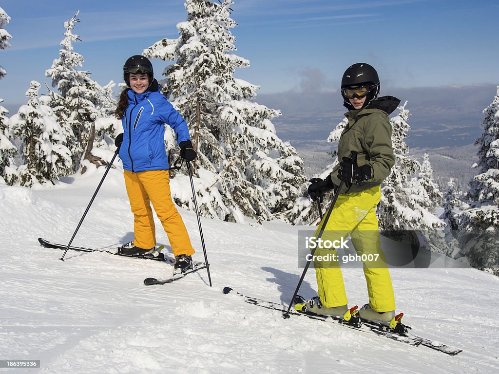 Adolescente et garçon ski - Photo de Ski libre de droits