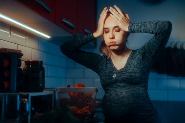 stressed pregnant woman feeling tired in the kitchen - mother emotional stress exhaustion cooking imagens e fotografias de stock