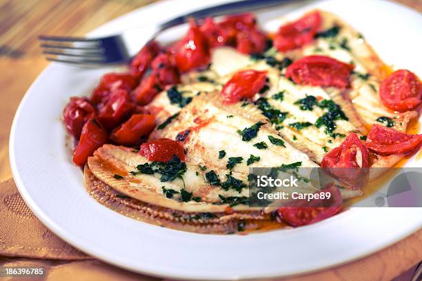 Sola Com Tomate Cereja - Fotografias de stock e mais imagens de Cortado em Filete - Cortado em Filete, Linguado-da-areia, A Vapor