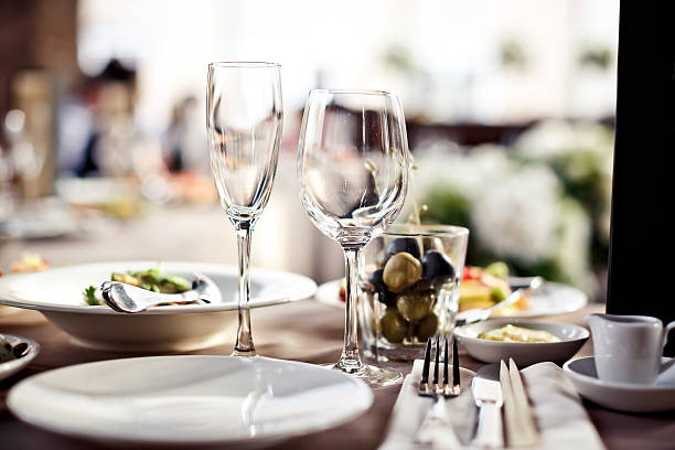 copos vazios definidos no restaurante - eating utensil elegance silverware fine dining imagens e fotografias de stock