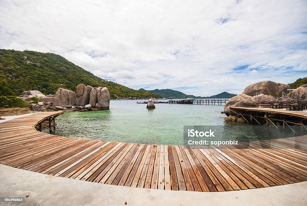 Il ponte di legno su una spiaggia meravigliosa - Foto stock royalty-free di Ambientazione esterna