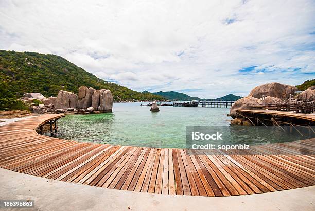 Il Ponte Di Legno Su Una Spiaggia Meravigliosa - Fotografie stock e altre immagini di Ambientazione esterna - Ambientazione esterna, Blu, Calore - Concetto