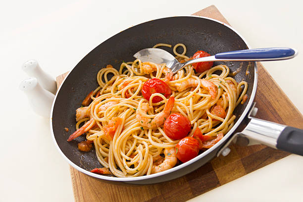istock Shrimps And Spaghetti In Pan 186398054