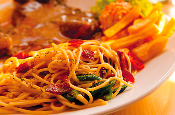spaghetti basilic au jambon. - lard close up pasta eggs photos et images de collection