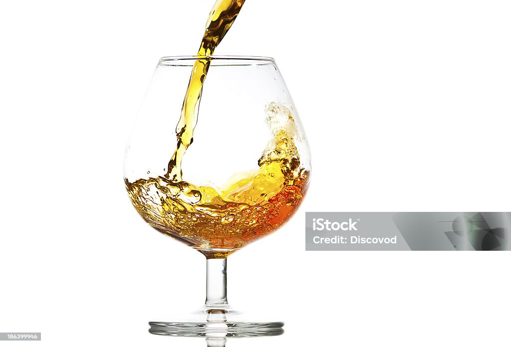 Füllen ein Glas brandy - Lizenzfrei Eingießen Stock-Foto