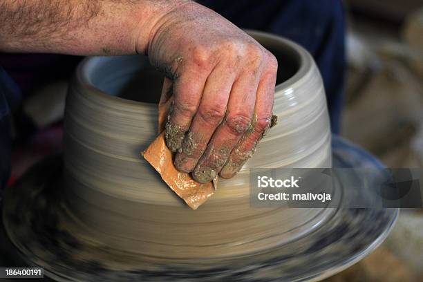 陶芸 Potter の手 - くるくる回るのストックフォトや画像を多数ご用意 - くるくる回る, 人の指, 人体部位