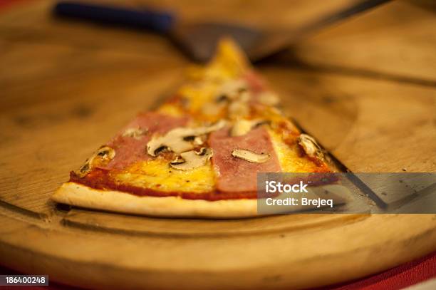 Foto de Pedaço De Pizza e mais fotos de stock de Alimentação Não-saudável - Alimentação Não-saudável, Almoço, Assado no Forno