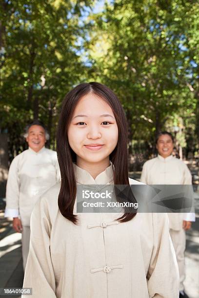 손녀 조부모 연습 태극권 14-15 살에 대한 스톡 사진 및 기타 이미지 - 14-15 살, 3 명, 55-59세