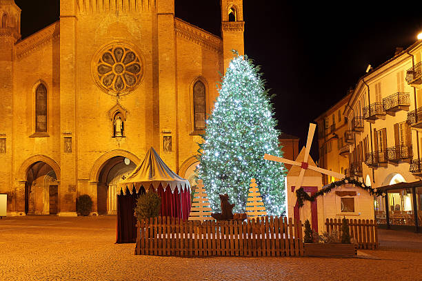 istock Christmas tree in front of cathedral. Alba, Italy. 186404664