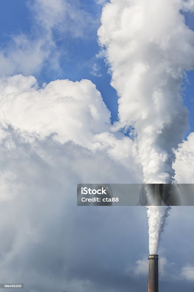 Humo blanco de carbón alimentado por pilas de planta - Foto de stock de Abandonado libre de derechos
