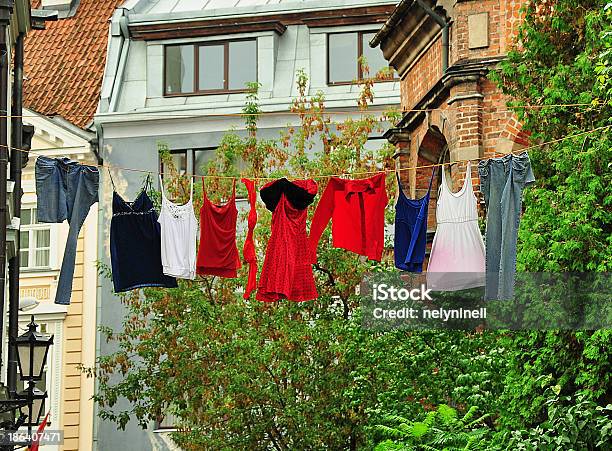 Foto de Secar Roupas Em Uma Corda e mais fotos de stock de Calça Comprida - Calça Comprida, Camisas, Capitais internacionais