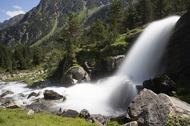 chute d'eau dans les montagnes, le parc national des pyrénées, france - mountain valley river water photos et images de collection