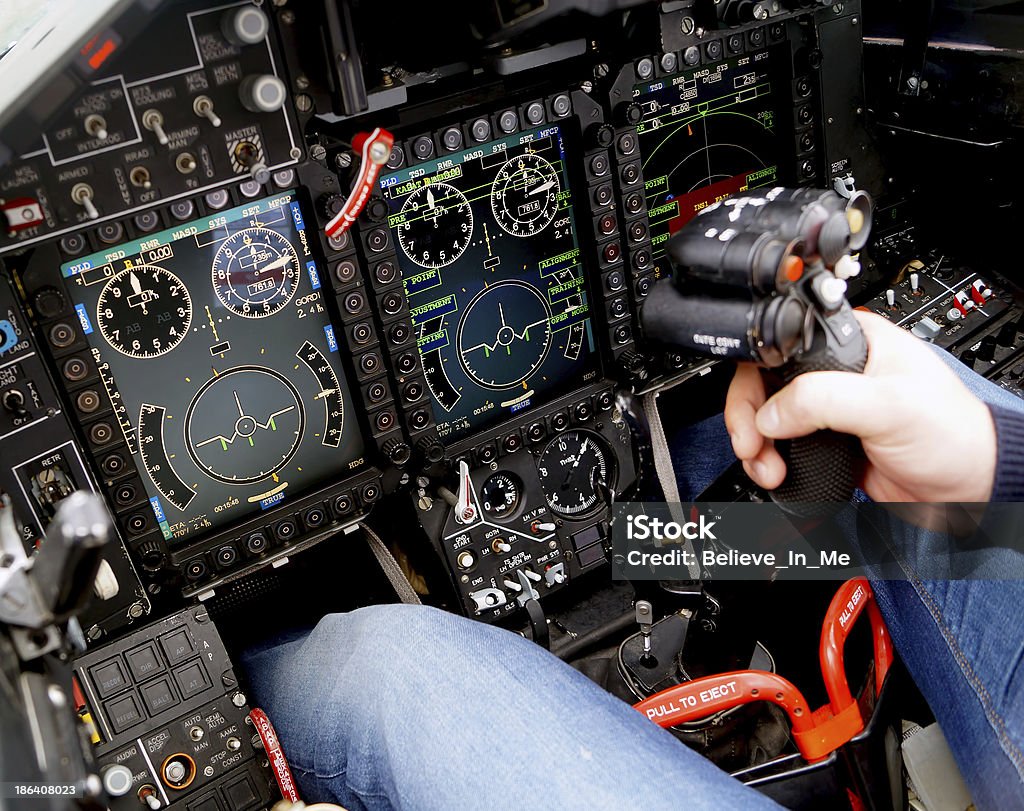 Cabina de mando del avión militar - Foto de stock de Industria aeroespacial libre de derechos