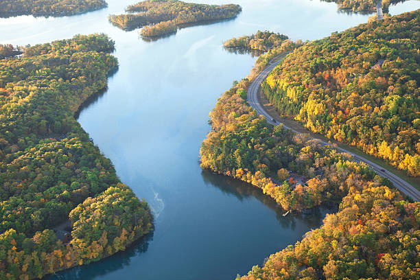 carretera curva a lo largo del río mississippi, en el otoño - mississippi fotografías e imágenes de stock