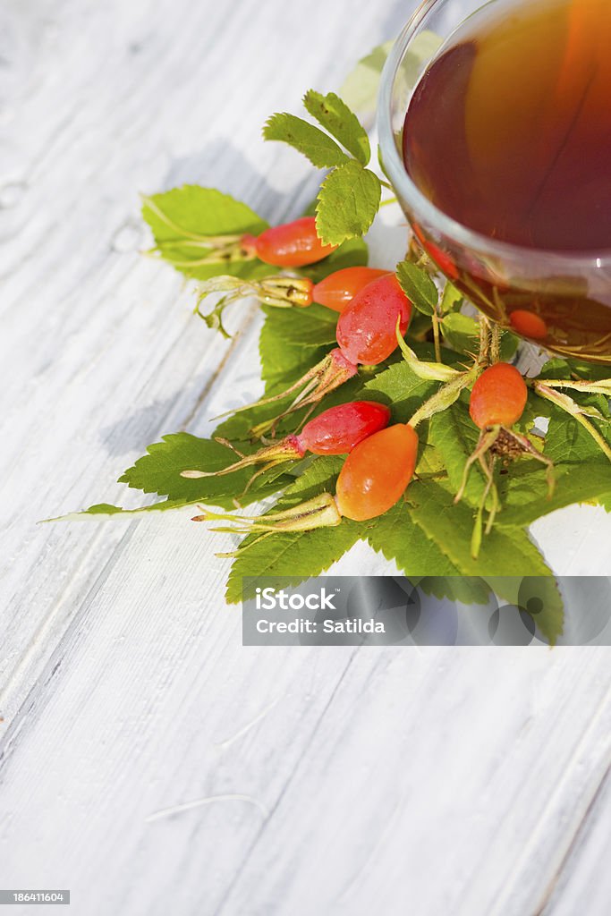 Medicinal té con Bayas de rosa salvaje - Foto de stock de Alimento libre de derechos