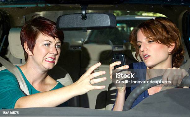 ドライバリラクゼーションとお車での駐車には乗客 - 女性のストックフォトや画像を多数ご用意 - 女性, 恐れ, 旅客