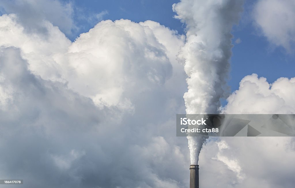 White smoke de charbon usine équipée de piles - Photo de A l'abandon libre de droits