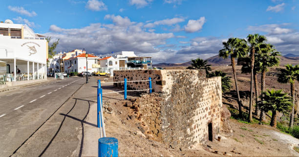 rue latérale à el cotillo, fuerteventura, îles canaries - cotillo fuerteventura spain tourism photos et images de collection