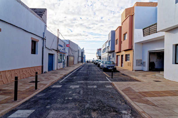 vieux port d’el cotillo, fuerteventura, îles canaries - cotillo fuerteventura spain tourism photos et images de collection