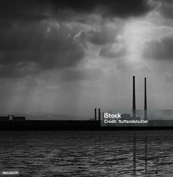 Poolbeg Towers Ringsend Dublin - zdjęcia stockowe i więcej obrazów Bez ludzi - Bez ludzi, Brzask, Błyszczący