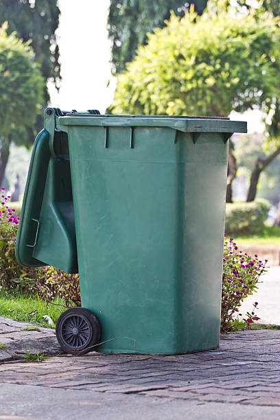 Verde latas de lixo - foto de acervo