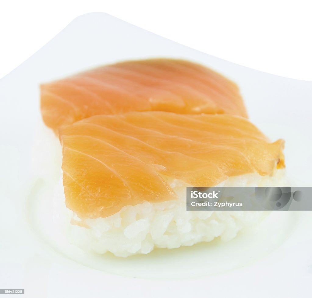 Cozinha tradicional japonesa sushi de salmão no prato - Foto de stock de Almoço royalty-free