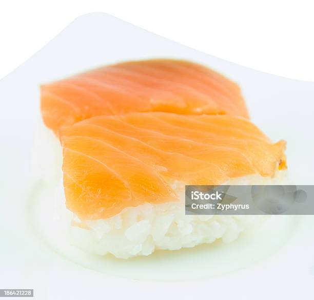 Foto de Cozinha Tradicional Japonesa Sushi De Salmão No Prato e mais fotos de stock de Almoço