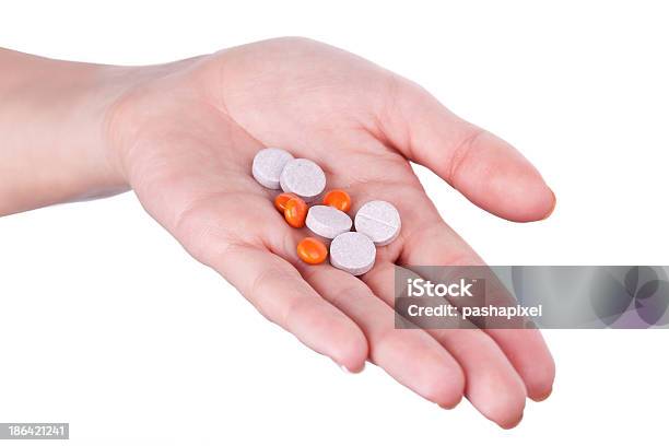 Pillole In Mano - Fotografie stock e altre immagini di Acido acetilsalicilico - Acido acetilsalicilico, Antibiotico, Antidolorifico