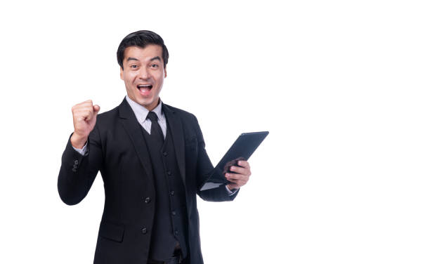 Excited success businessman holding fist arms, tablet standing on isolated white background. Surprise joyful caucasian manager holding tablet job successful online copy space.Communication technology. hombre de negocios de éxito emocionado sosteniendo los brazos del puño, tableta de pie sobre fondo blanco aislado. sorpresa alegre gerente caucásico sosteniendo el trabajo de la tableta exitoso espacio de copia en línea. tecnología de la comunicación