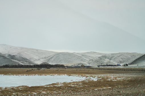 This is a scenic view along the road to Lake Baikal in winter. The expansive scenery along the wide road is stunning. At times, villages come into view, while other times, it's the majestic mountains or the tranquil lake that unfolds along the way. Here, you can hardly spot any people or vehicles; the road is empty and serene.
