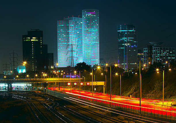 vista noturna de tel aviv, em israel. - tel aviv israel skyline traffic - fotografias e filmes do acervo