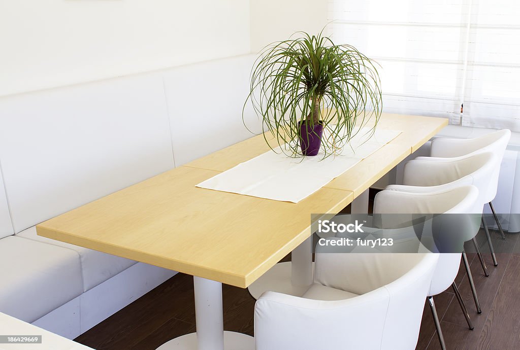 Бизнес стол со стульями - Стоковые фото Без людей роялти-фри