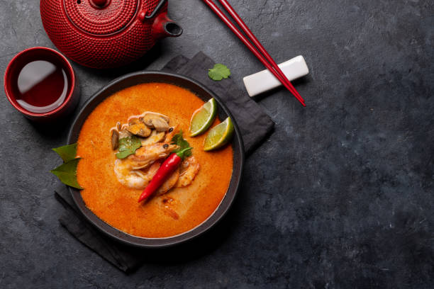 Thai Tom Yum Sopa e chá - foto de acervo