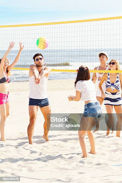 Freunde Spielen Volleybal Stockfoto und mehr Bilder von Aktivitäten und Sport - Aktivitäten und Sport, Bewegung, Bikini