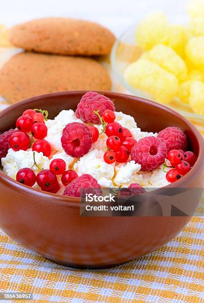 Foto de Queijo Cottage Com Frutas Vermelhas Frescas e mais fotos de stock de Alimentação Saudável - Alimentação Saudável, Almoço, Bebida