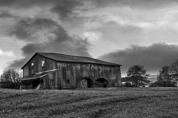 istock Abandoned Canadian old wooden barn 186437222