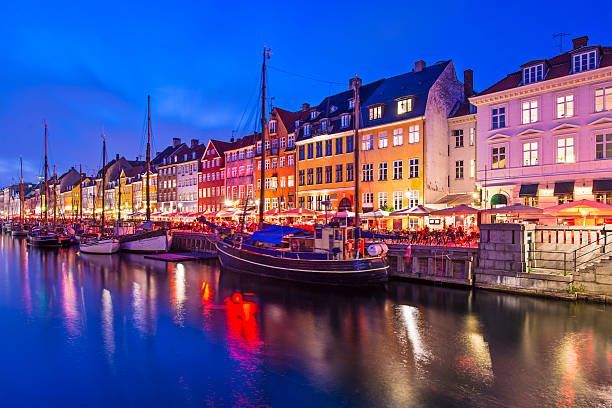 istock Canal at night in Copenhagen Denmark with lights 186437627